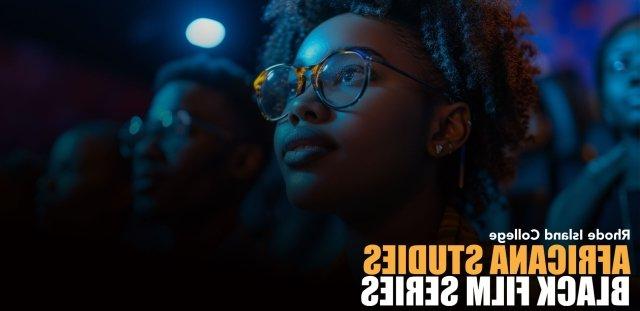 黑人学生在剧院凝视电影的海报